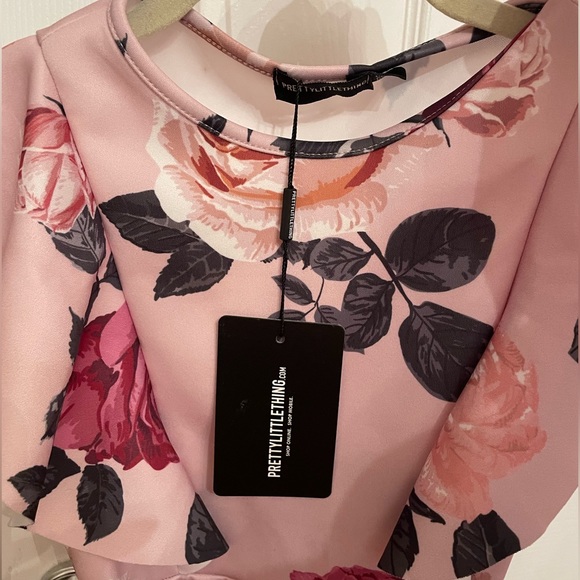 Pretty little thing classic floral dress- brand new with tags, never worn - Picture 5 of 6
